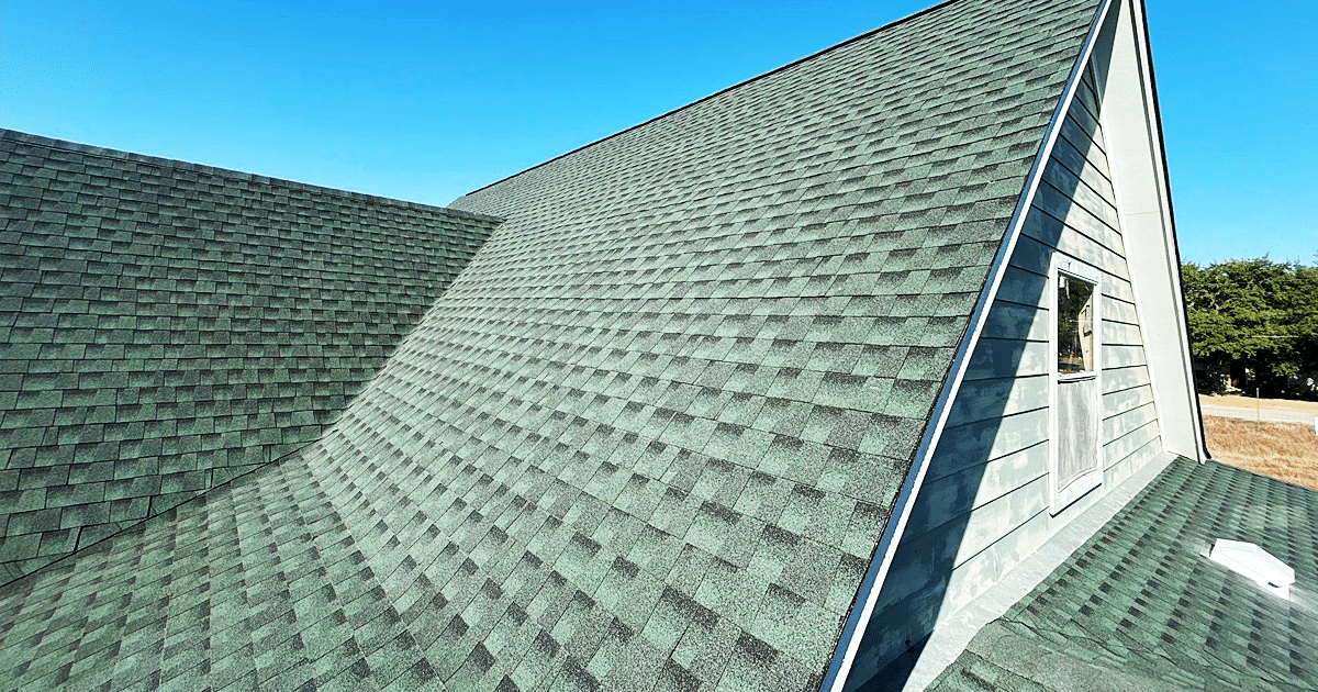 The image shows a close-up view of roofing shingles that have been properly installed, highlighting the quality of workmanship by certified contractors. This installation adheres to manufacturer guidelines, ensuring the roof's condition is excellent and warranties intact, providing homeowners with peace of mind regarding their roofing system's longevity and reliability.